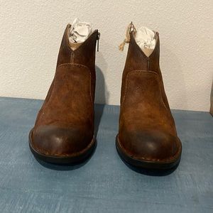 Born Michel Rust Tobacco Distressed size 8 boots. New in box